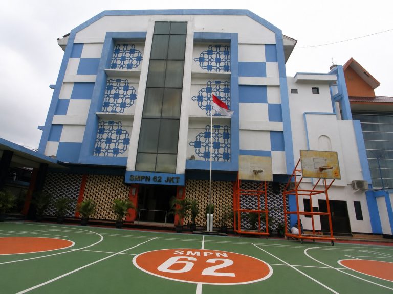 gedung_depan_lapangan_smpn62jakarta